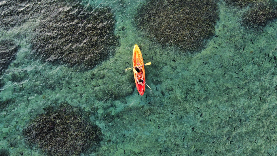 Photographie d&#39;un kayak au dessus de l&#39;océan