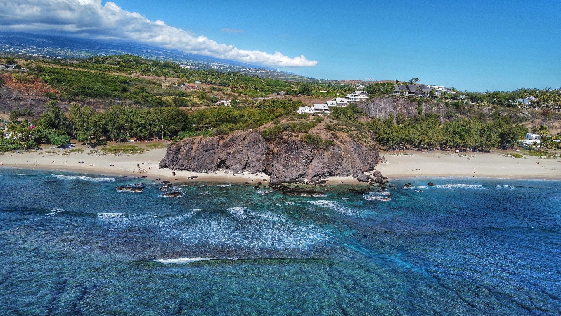 Photographie d&#39;un relief sur la côte de La Réunion. 